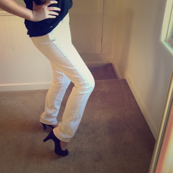 CJ Pants - EUC Crisp White CJ Straight Leg “Faith” Jeans 👖